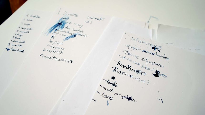 Det er alt annet enn lett å skrive med fyllepenn. Foto:  Elina Melteig/UiO