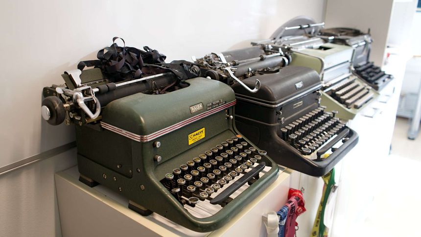 Har du gamle blekkbånd liggende? Da vil Lena Hylving gjerne ha dem. Foto:  Elina Melteig/UiO