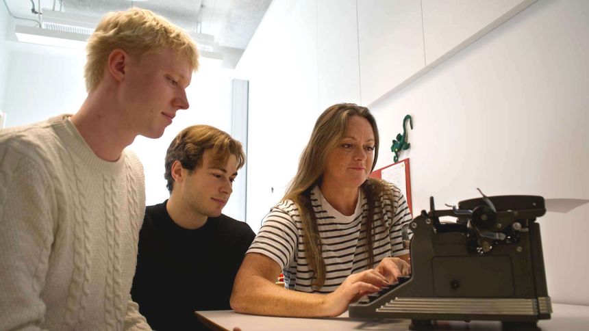 Studentene kan den nye teknologien, men blir utfordret av det som var enkelt for forrige generasjon. Lena Hylving innvier Håkon Jære Johannessen (t.v.) og Deniz Sæther-Mehmet i skrivemaskinens hemmeøligheter. Foto:  Elina Melteig/UiO