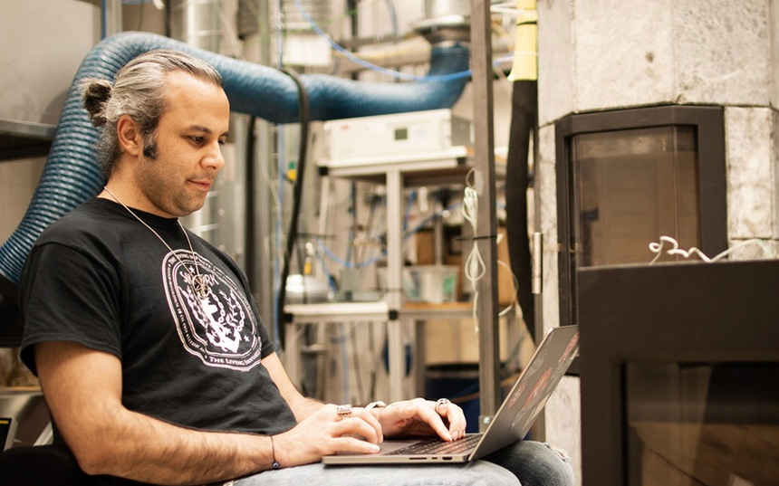 Abolfazl Mohammadabadi har bedre greie på vedfyring enn de aller fleste. Her fra Varmeteknisk laboratorium ved NTNU. Foto:  Maren Agdestein/ NTNU