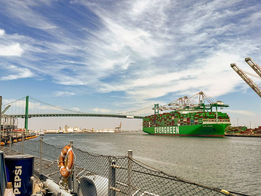 Containerskipet Ever Mach med Vincent Thomas-brua i bakgrunnen. Bildet er tatt fra dekket på USS Iowa i 2025. Foto:  Wikimedia Commons/CC-Zero