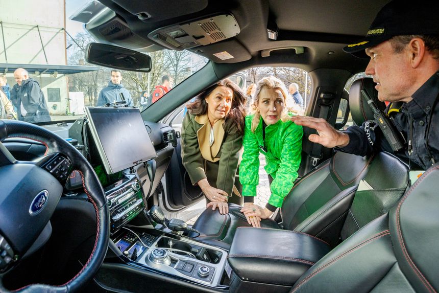 Innsatsleder i oslopolitiet, Kristoffer Bang,  forklarer Karianne Tung og Birgitte Engebretsen viktigheten av nødnett og litt om bruken av det.  Foto:  Arash A. Nejad