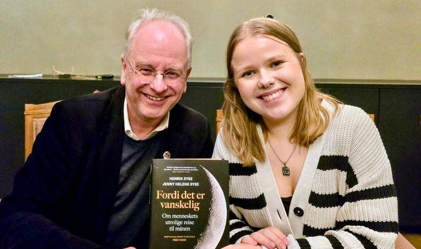 Filosof Henrik Syse og student og politiker Jenny Helene Syse har skrevet boka «Fordi det er vanskelig» om månelandingen og veien videre ut i rommet. Foto:  Odd Richard Valmot