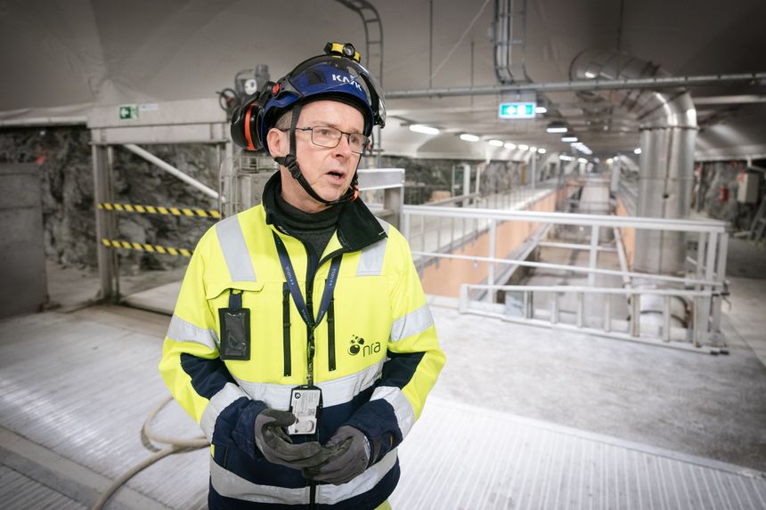 – Vi fanger opp en del skurefiller og q-tips, sier Gunnar Bjørnson, utbyggingsleder for det nye avløpsrenseanlegget til Nedre Romerike vann- og avløpsselskap (NRVA). Foto:  Eirik Helland Urke