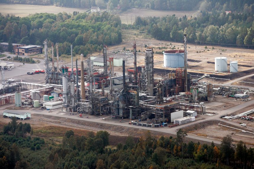 Essos raffineri på Slagentangen i Tønsberg ble lagt ned i 2021. Norge er derfor avhengig av import av store mengder diesel og flydrivstoff. Bildet er fra 2005. Foto:  Cornelius Poppe/NTB