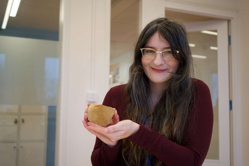 Her viser Marine Ciocco fram et av Mars-analogene: En stein som skal etterlikne harde sedimenter på Mars. Dette er viktig for å teste utstyr til fremtidige Mars-ekspedisjoner. Foto:  Elina Melteig/UiO