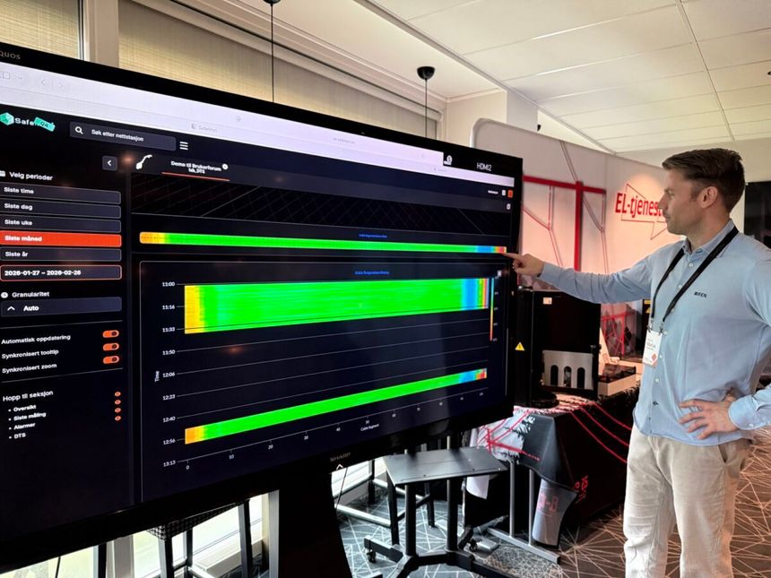 Marius Engebrethsen fra REN viser hvordan de kan lese av temperaturen meter for meter inne i en kabel ved hjelp av måleutstyr fra Safebase – en av partnerne i prosjektet. Dette gjelder strømkabler som har fiberoptikk innebygd, noe de nyeste kablene ofte har. Foto:  Hege Tunstad/Gemini.no