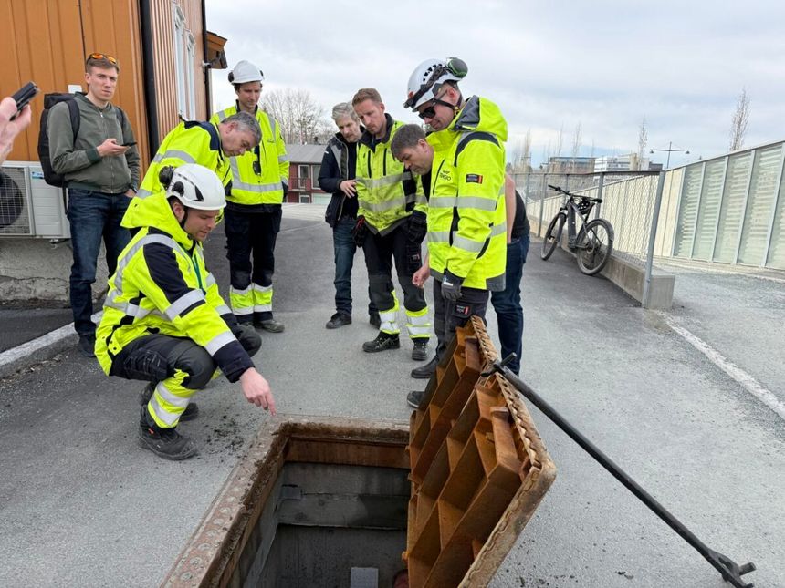 Her inspiseres en kum for kabler. Kummene er luftet, og det oppstår en skorsteinseffekt i de tomme rørene. Dette gir naturlig ventilasjon og kjøling ved at luft sirkulerer gjennom kabelrørene. Sammen med dem går det nå vannrør som skal brukes for å kjøle kablene. En del av INCA-prosjektet er å finne ut hvor stor effekt et slikt vannkjølende system har. Foto:  Hege Tunstad/Gemini.no