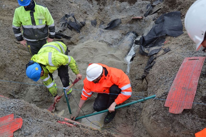 Når fukt- og temperatursensorer monteres på 132 kV-kabler og dataene kobles sammen med beregningsverktøy som Grøft Design og sanntidsovervåking fra SafeBase, får man et helt nytt bilde av hva kablene faktisk tåler. I stedet for å lene seg på konservative grenser, kan nettselskapene ta beslutninger basert på faktiske forhold. Foto:  Sintef
