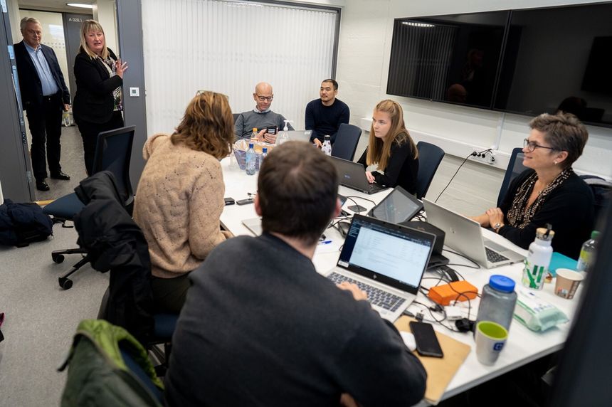 Her trener kommunene på samhandling, kommunikasjon og harde prioriteringer, samtidig som de får kjenne tempoet i cyberhendelser. Bildet er fra en øvelse ved Norwegian Cyber Range. Foto: Kenneth Nordahl Pedersen/NTNU