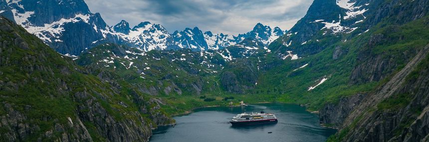 MS Trollfjord innerst i Trollfjorden i Nordland.  Foto:  Espen Mills / Hurtigruten