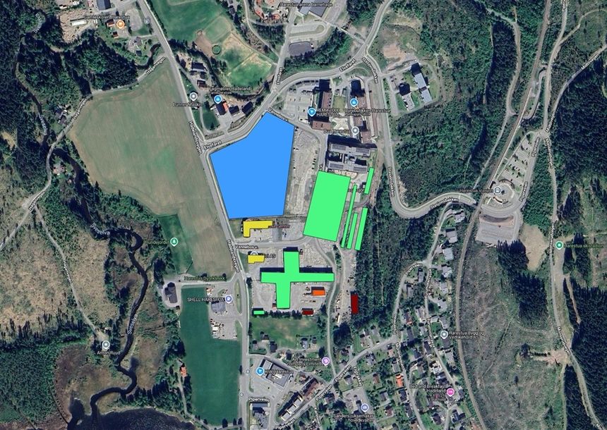 Bakgrunnskartet viser situasjonen på bakken ved Evicis hovedkontor på Harestua i 2025. Over dette ligger et farget lag som viser arealdekke slik det var i 2018, før det skjedde endringer i noen bygninger i 2019. De ulike fargene i overlaget representerer følgende materialer: Grønn = metall, blå = åker/gress, gul = takstein, rød = telt (et plastbasert komposittmateriale), brun = ukjent. Foto:  Colourlab, NTNU