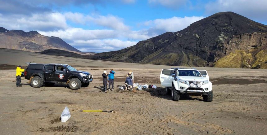 Lambahraun på Island har Mars-aktig sand. Her er forskerne i gang med å ta prøver. Foto:  Fiona Thiessen