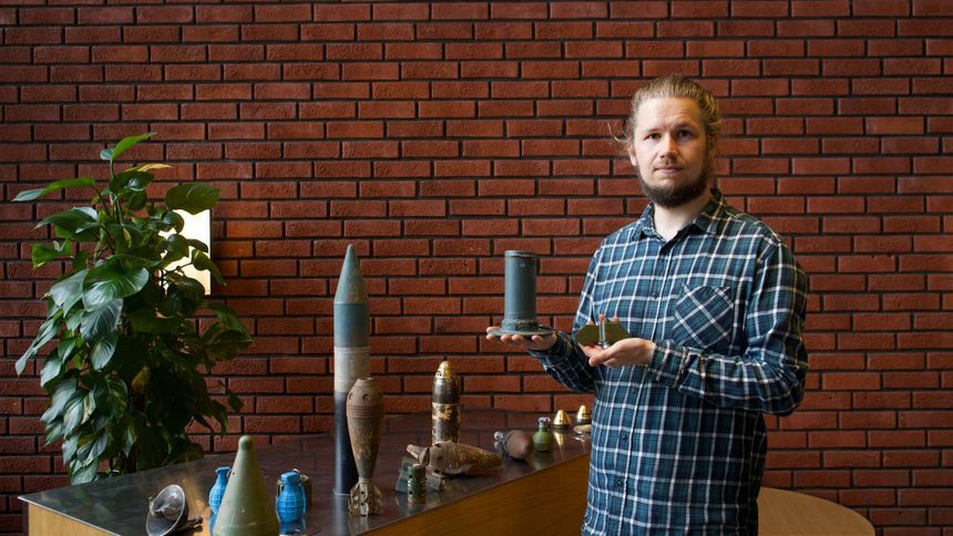 Tønnes Nygaard er førsteamanuensis ved Institutt for teknologisystemer ved Universitetet i Oslo. I tillegg er han tilknyttet Forsvarets forskningsinstitutt. Her viser han fram en samling ulike typer miner, bomber og håndgranater – uten eksplosiver. Foto: Elina Melteig/UiO