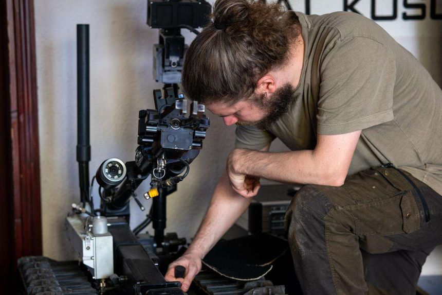 Her er Nygaard og en mineryddingsrobot. Foto: Privat