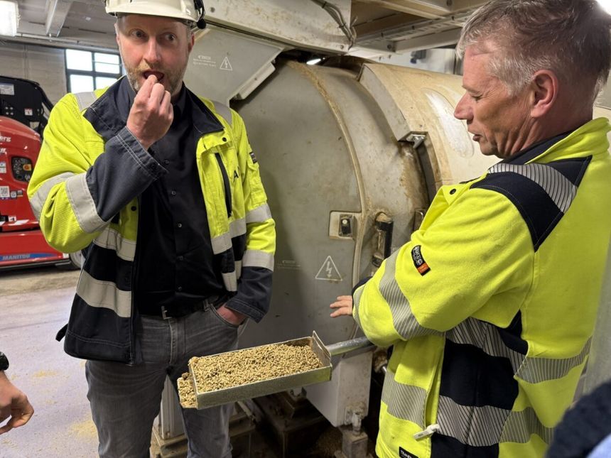 Michelin-mat, men ikke for mennesker. Christian Schlemminger vurderer å smake på kraftfôret som nylig er presset til stabile pellets. Runar Myhren fra Felleskjøpet nøyer seg med å fortelle om kvaliteten. Foto:  Hege Tunstad/Gemini.no