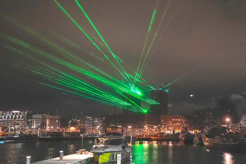 Værforholdene avgjør hvor lang rekkevidde laseren har, enten den er et våpen eller brukes til å lage show, som her i Oslo nyttårsaften 2024. Foto: Lise Åserud/NTB