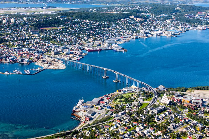 Det er ikke bare energi og data som går under havet. – Det er også mulig å angripe en bro og forårsake stor skade, sier Alexander Lott. Foto:  David Jensen/UiT