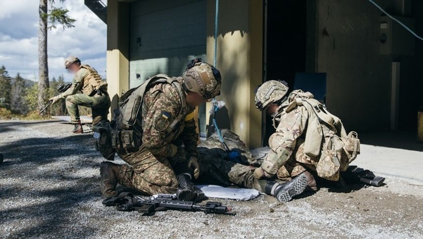 – Sanitetssoldater er ofte flinke til å forbinde sår og behandle skuddskader, men de har ingen utdanning innen psykisk helse før de kommer hit, forteller Andreas Espetvedt Nordstrand. Foto: Forsvaret