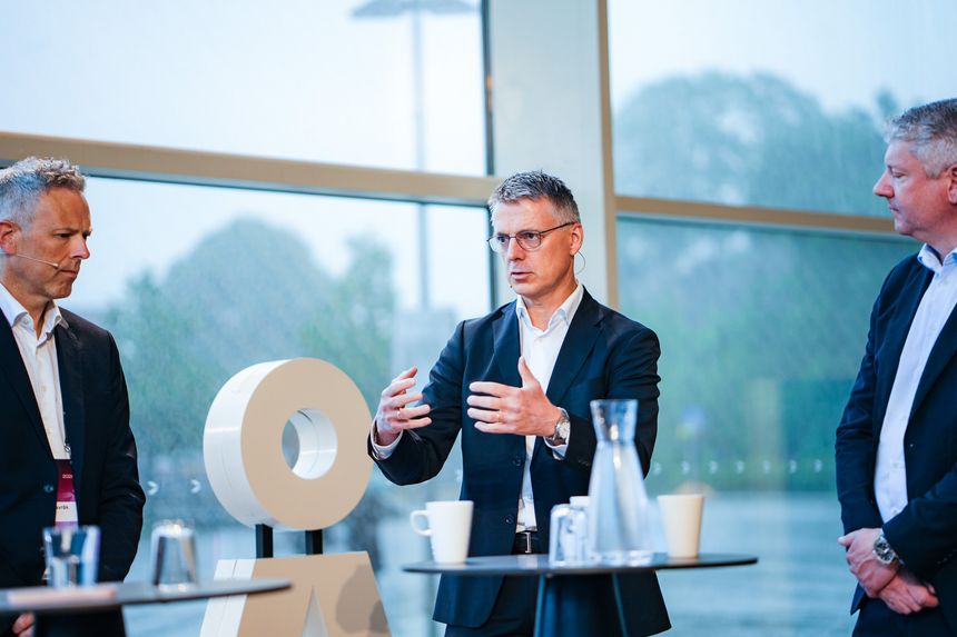 I NVEs krystallkule ser direktør Kjetil Lund lite ny energi, men svært mange datasentre. <span>Foto: Å Energi</span>