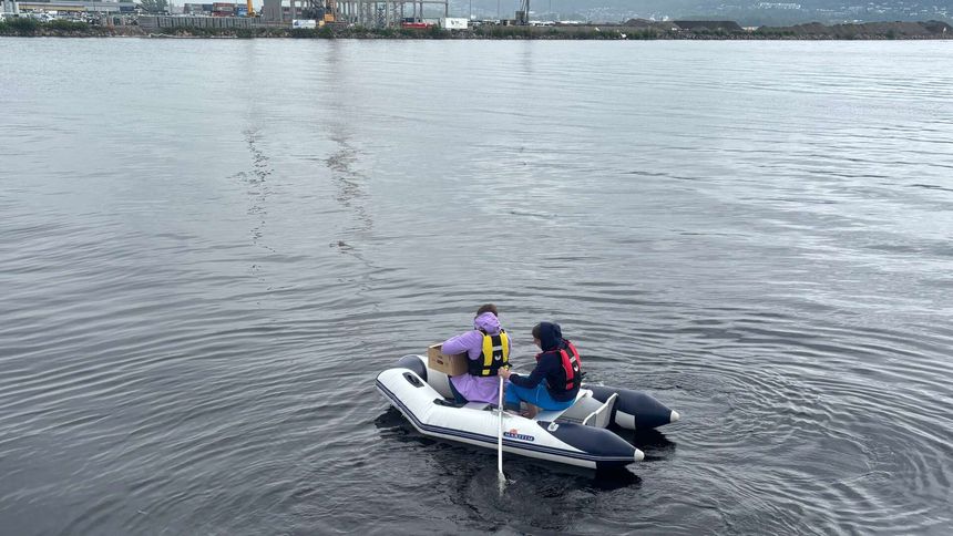 Her er to studenter i ferd med å sette bøyene ut i fjorden. Foto:  Atle Jensen/UiO
