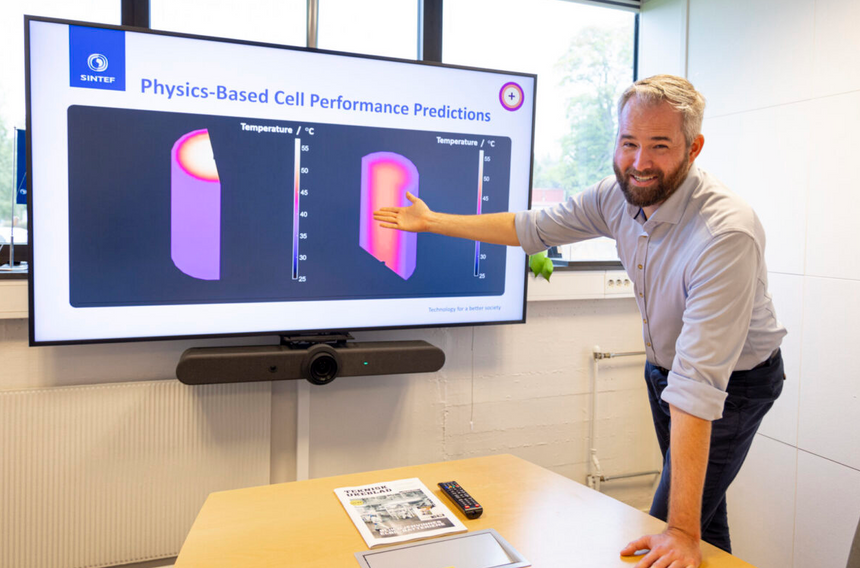Seniorforsker Simon Clark viser frem en simulering av temperaturen inne i en battericelle mens den utlades, noe som er viktig for sikkerhet og for å unngå degradering. Foto: Thor Nielsen/Sintef