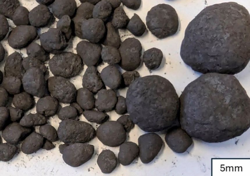 Når man skjærer skiver av en silisiumblokk, får man et avfallsprodukt, kalt kerf. Små partikler av silisium-kerf kan pelletiseres (få milimeter-størrelse) og resirkuleres til nytt råstoff. Foto:  NTNU