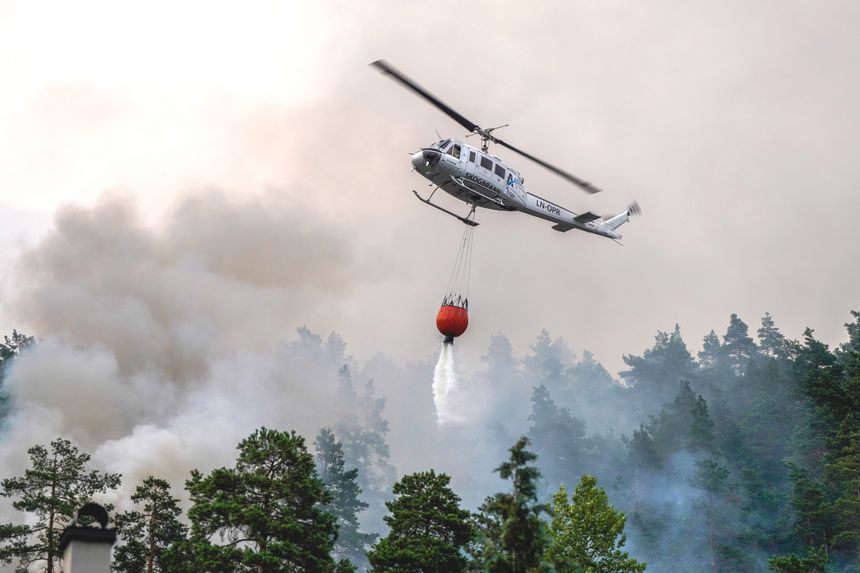Også Norge har fått opplevd en ødeleggende storbrann som brøt ut i Krokstadelva i Drammen i sommer. Helikoptre ble satt inn i slukkingen av brannen som spredte seg fra rekkehus. Foto: Thomas Fure