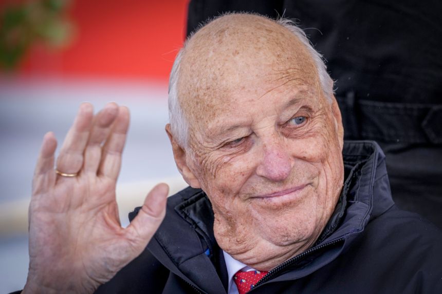 Kong Harald da han besøkte Askvoll i Vestland i mai. Foto: Cornelius Poppe/NTB