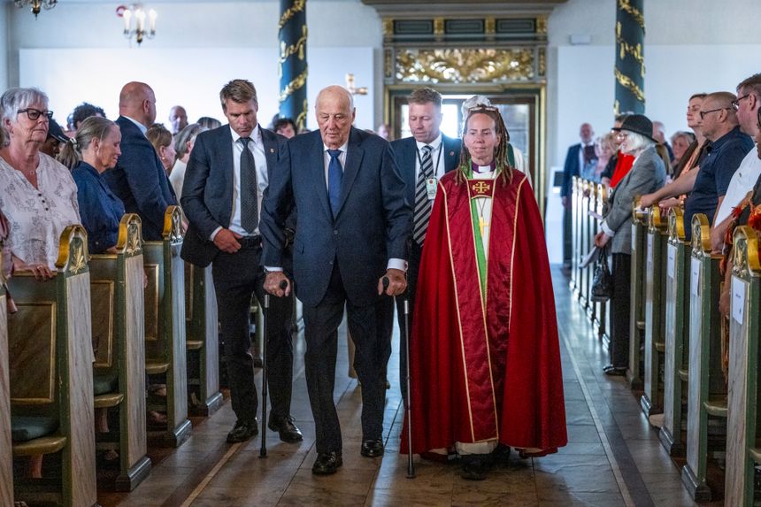 Kong Haralds siste offentlige oppdrag ble 22. juli-markeringen i Oslo Domkirke. Her med biskop i Oslo bispedømme Sunniva Gylver. Foto: Annika Byrde / NTB