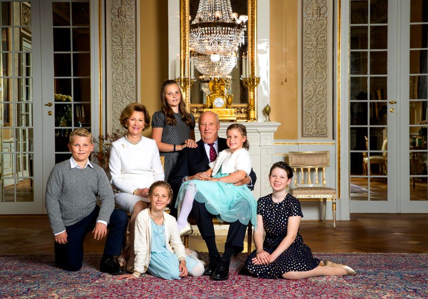 I anledning kongeparets 80-årsdager i 2017 ble kongefamilien fotografert i den hvite salong på Slottet i Oslo. Prins Sverre Magnus (t.v.), dronning Sonja, prinsesse Ingrid Alexandra, kong Harald, Leah Isadora Behn (sittende foran), Emma Tallulah Behn og Maud Angelica Behn. Foto: Lise Aaserud/NTB
