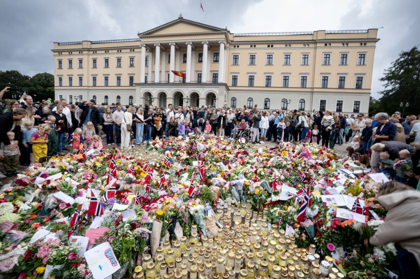 Blomsterhavet har vokst for hver dag som har gått siden dødsfallet. Foto: Eirik Helland Urke