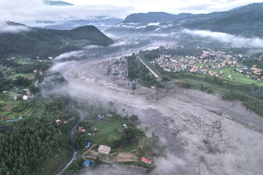 Et av de flomrammede områdene ved elva Trishuli i Nepal. Foto: Rajesh Kumar Singh/ AP/ NTB