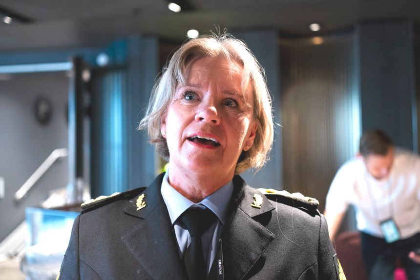 Politimester i Oslo Ida Melbo Øystese holdt parole til mannskapene som har kommet tilreisende for gravferden. Foto: Terje Pedersen/NTB