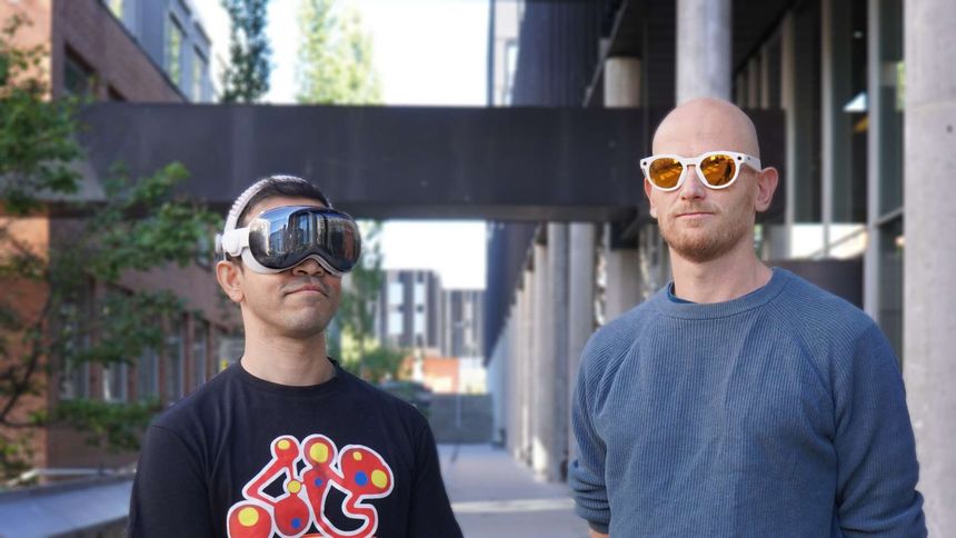 Newaz har også VR-briller. Slike briller gjør mye av det samme som smartbrillene, men de er så iøyenfallende at de fleste vil reagere. Derfor er de ikke like problematiske, mener Sæbø. Selv har han på seg et par Meta-briller for sammenlikningens skyld. Foto:  Elina Melteig/UiO