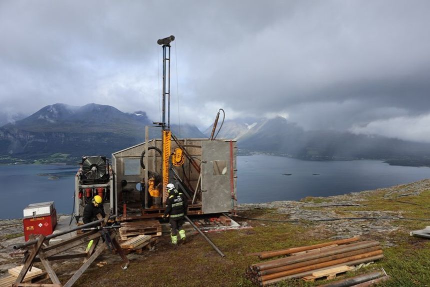 Prøver hentes ut fra berget på fjellpartiet Indre Nordnes. Foto: NVE