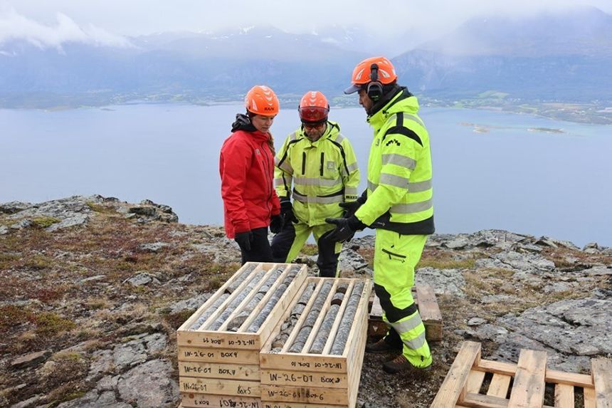 Ingrid Skrede, Roald Elvenes og Gustav Pless fra NVE studerer bergprøvene fra fjellet. Foto: NVE