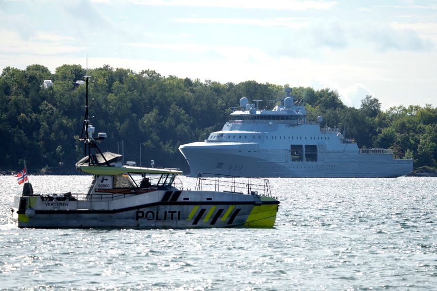 Sjøforsvaret har sendt flere av sine marine- og kystvaktfartøy til Oslo under gravferden. Her er kystvaktskipet Hopen. Foto: Stian Lysberg Solum / NTB
