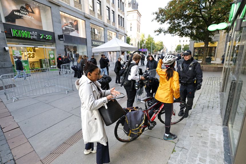 Politiet sjekker alle som skal inn i Oslo sentrum onsdag. Foto: Arash A. Nejad