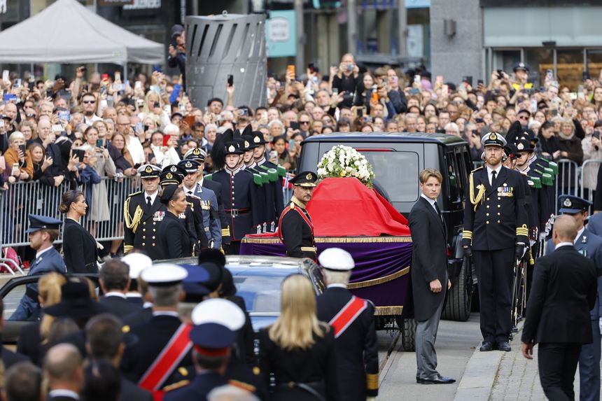 Det er kun kong Haakon fra kongefamilien som skal følge kong Haralds båre fra Oslo domkirke til Akershus slottskirke. Prosesjonen blir gjenopptatt etter at seremonien i domkirken er over.
