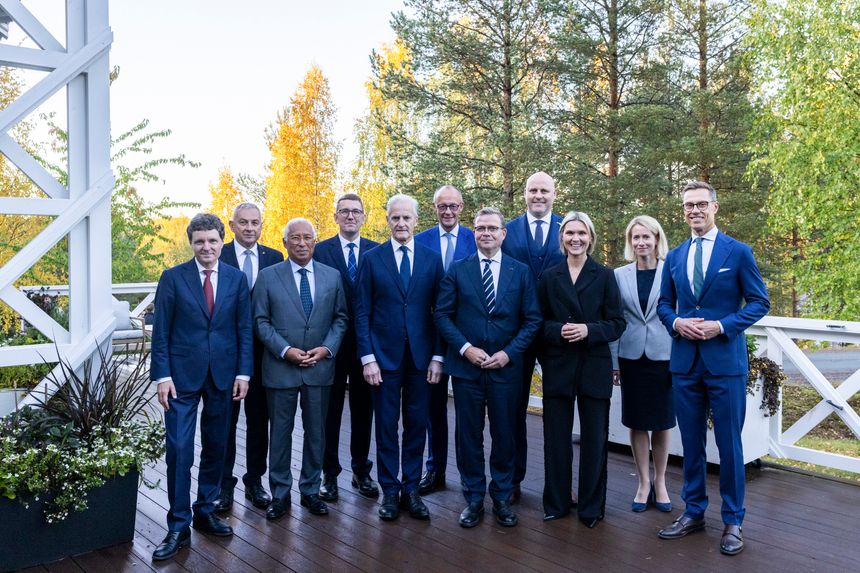 Familiebilde blant EU-landenes toppolitikere med Norges og Islands statsministre. Foto: Det europeiske rådet
