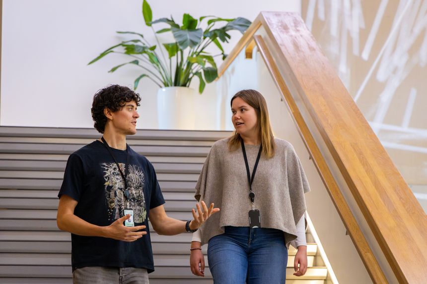 Kjetil og Miriam er enige i at personlig engasjement ofte veier tyngre enn antallet studieår.