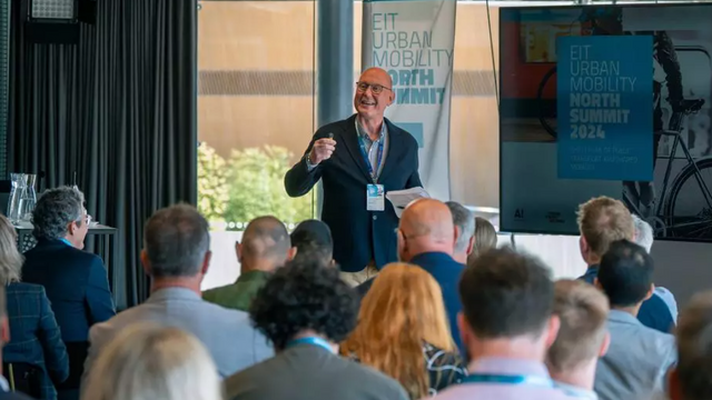 Flere byer vil presse ut bilene med selvkjørende busser og midlertidige fortau