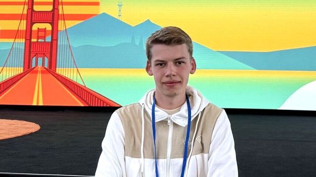 Etter å ha møtt verdens KI-elite, ser Adrian (18) lyst på fremtiden