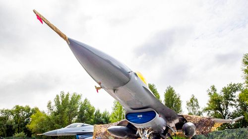 Illustrasjon av Ukrainsk F-16-fly styrtet under luftangrep