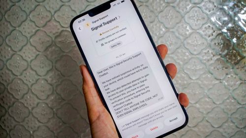 Illustrasjon av Spionsjef, politikere og myndigheter er ofre i stort angrep mot Signal og WhatsApp