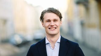 Illustrasjon av KI-bruken går over stokk og stein
