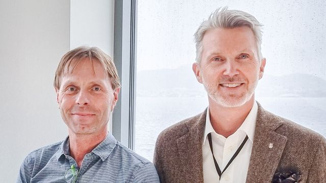 Kystverket feirer tunnelforliket med kake