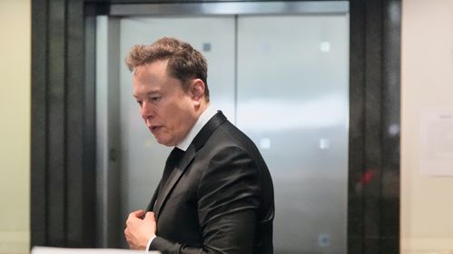 Illustrasjon av Musk vitnet i OpenAI-saken – fikk tilsnakk