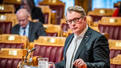 Illustrasjon av Tror regjeringen holder tilbake viktige dokumenter om Telenors Myanmar-exit